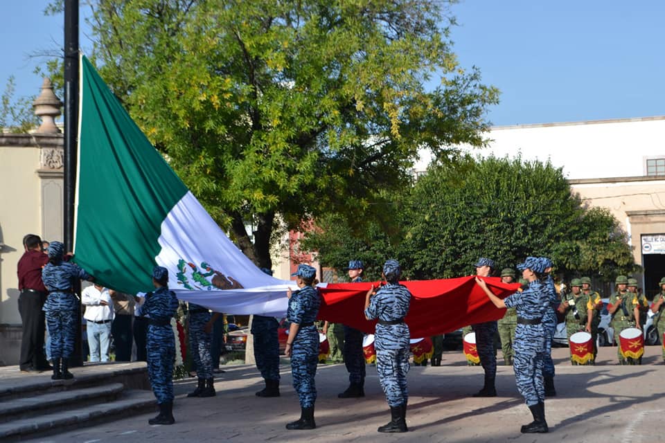 Ceremonia cívica e izamiento de bandera con motivo del Día Nacional de Protección Civil.