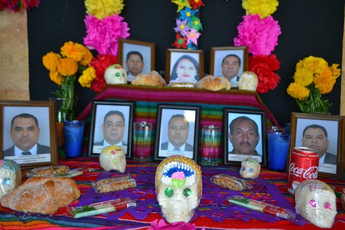 Con ofrendas y un altar de muertos, en recuerdo de nuestros compañeros que perdieron la vida durante el último año.
