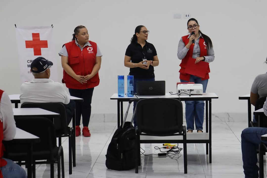 La Dirección de Vinculación Social de la FGED impartió una plática sobre la prevención de la extorsión telefónica al personal de la Cruz Roja.