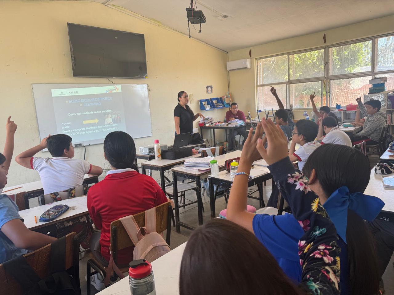 La Dirección de Vinculación Social de la FGED, impartió una plática a los alumnos y alumnas de la escuela primaria Ignacio Allende sobre el tema: ”El Acoso Escolar”.
