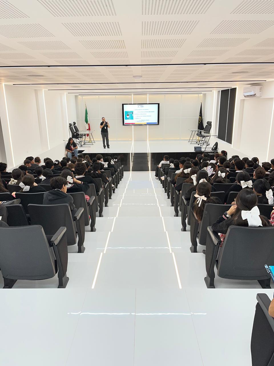 La Dirección de Vinculación Social  de la FGED  realizó una charla con los alumnos de la secundaria del Colegio Ingles  de Durango sobre “La Prevención de los Riesgos en las Redes Sociales”.